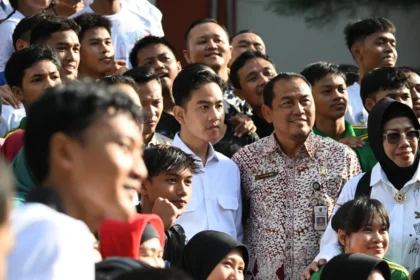 Tinjau SMAN Olahraga Jawa Timur