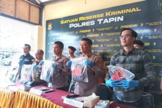 Kapolres Tapin beserta jajaran saat menunjukan barang bukti kasus tindak pidana persetubuhan dan pencabulan pada Konfresi Pers yang digelar di halaman Satreskrim Polres Tapin. Selasa (10/6/2025). Foto : Fahrur Rahman