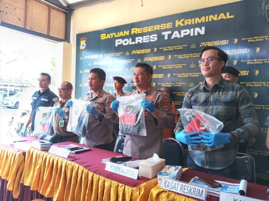 Kapolres Tapin beserta jajaran saat menunjukan barang bukti kasus tindak pidana persetubuhan dan pencabulan pada Konfresi Pers yang digelar di halaman Satreskrim Polres Tapin. Selasa (10/6/2025). Foto : Fahrur Rahman