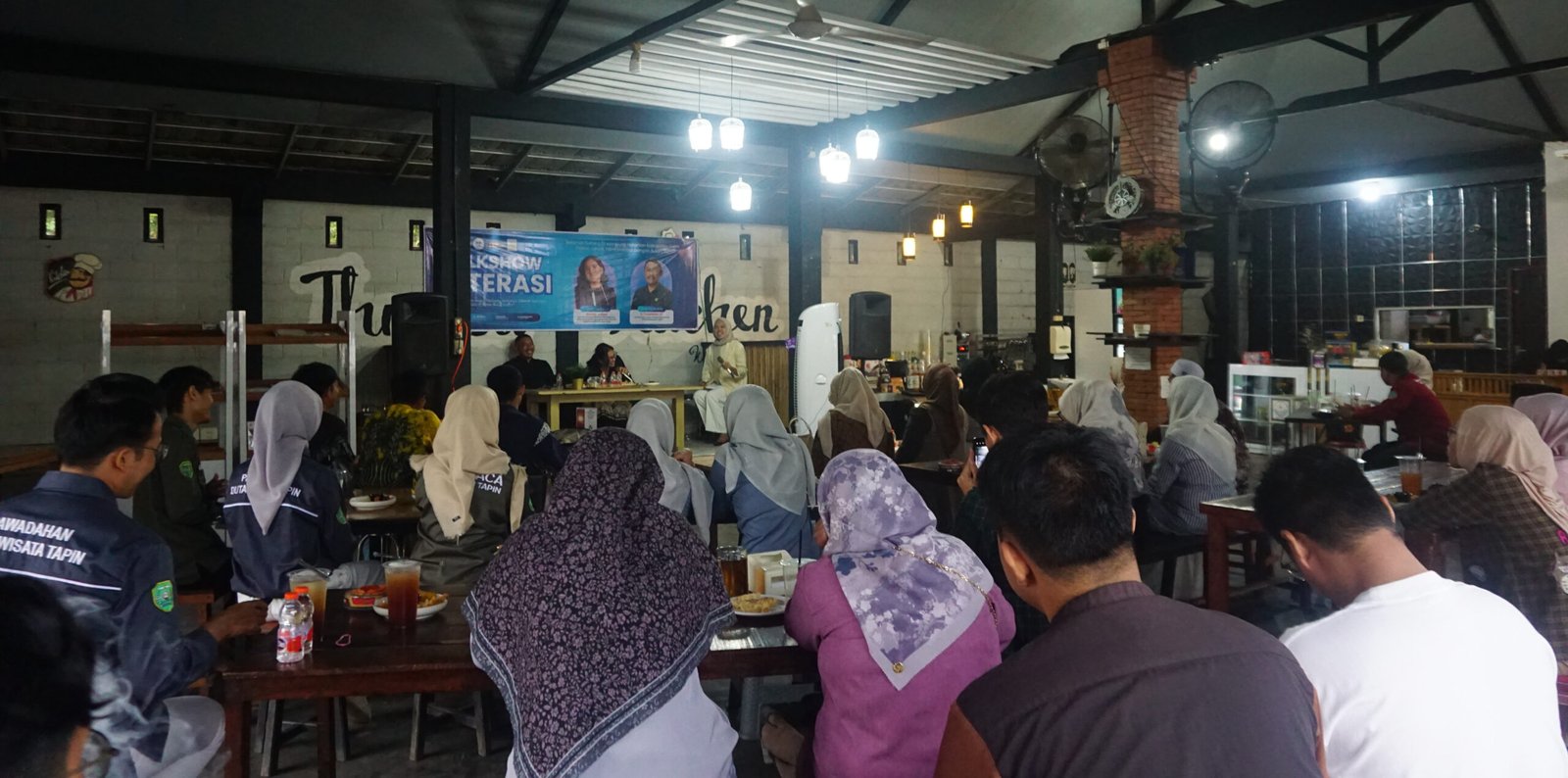 Para peserta Talk Show Literasi sedang asik mendengarkan paparan materi dari Pratiwi Juliani, Minggu (8/6/2025) di Three'fa Waroeng and Cafe. Foto : Fahrur Rahman