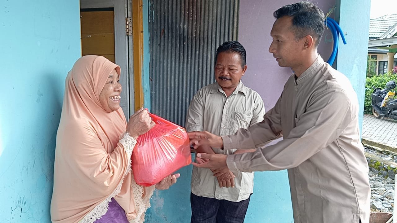 Posko SatuJiwa Bersinergi dengan Kodim 1022/Tanah Bumbu Salurkan Bantuan Sembako ke Warga 2 1000309584