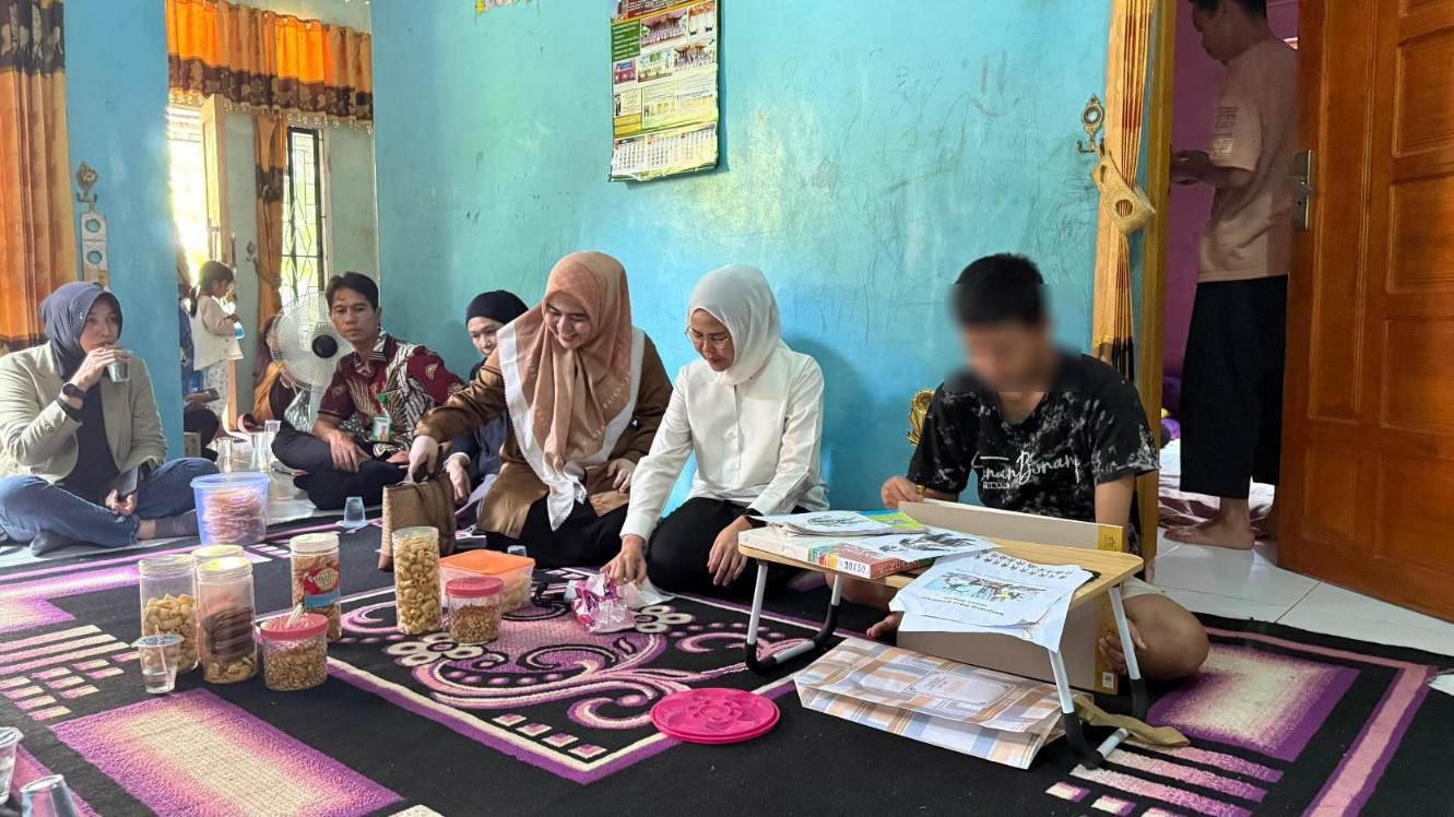 Kunjungi Siswa Korban Kekerasan Guru di Amuntai, Galuh Tantri Bawa Hadiah dan Semangat Baru 2 IMG 20250927 211858