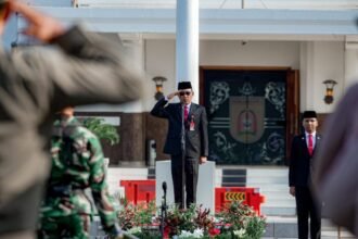 Pj Sekda Banjarbaru, Sirajoni saat memimpin Upacara Peringatan Hari Lahir Pancasila 2025. (Foto: Prokopim Banjarbaru)