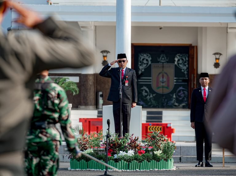 Pj Sekda Banjarbaru, Sirajoni saat memimpin Upacara Peringatan Hari Lahir Pancasila 2025. (Foto: Prokopim Banjarbaru)