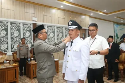 Lantik Kepala Desa PAW Manduin Bupati Tabalong minta kolaborasi layanan publik new 585x390 1