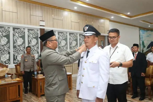 Lantik Kepala Desa PAW Manduin Bupati Tabalong minta kolaborasi layanan publik new 585x390 1