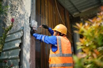 Petugas PLN sambung listrik