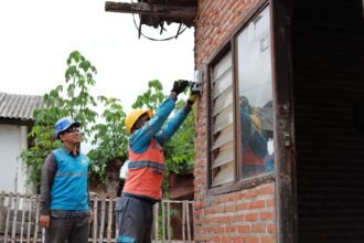 Petugas PLN Sambung Listrik Pelanggan