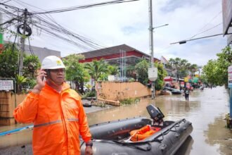 Petugas PLN Siaga Banjir