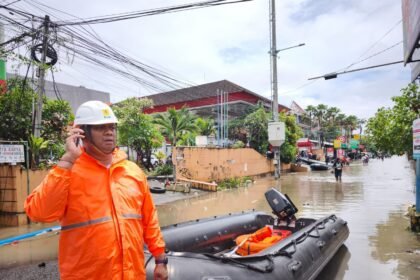 Petugas PLN Siaga Banjir