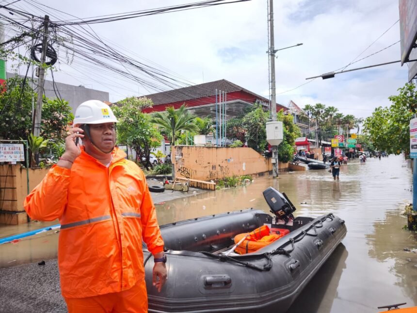 Petugas PLN Siaga Banjir