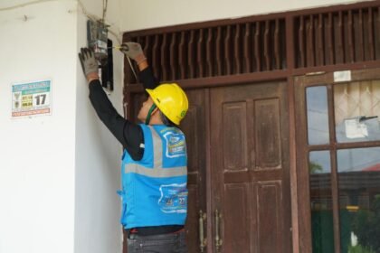 Petugas PLN Tambah Daya