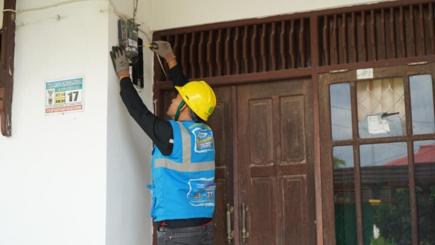 Petugas PLN Tambah Daya