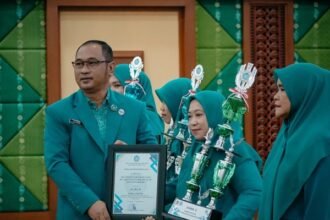 Ketua TP PKK Kota Banjarbaru H. Riandy Hidayat ketika bagikan piagam dan piala kepada kader PKK pemenang lomba UP2K PKK. MC Bjb