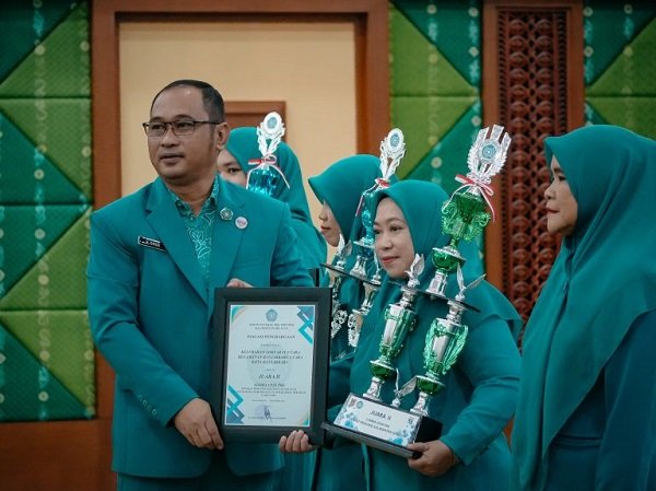 Ketua TP PKK Kota Banjarbaru H. Riandy Hidayat ketika bagikan piagam dan piala kepada kader PKK pemenang lomba UP2K PKK. MC Bjb