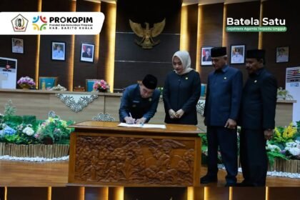 Wakil Bupati Barito Kuala Herman Susilo Hadiri Rapat Paripurna DPRD Dalam Rangka Persetujuan DPRD Terhadap Raperda tentang perubahan kedua atas Perda nomor