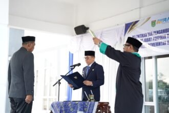 1780809053 Bupati Andi Rudi Latif Lantik Kepala Dinas Perikanan Tanah Bumbu
