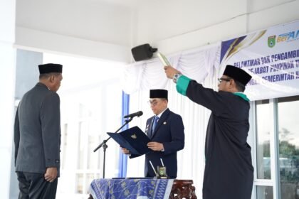 1780809053 Bupati Andi Rudi Latif Lantik Kepala Dinas Perikanan Tanah Bumbu