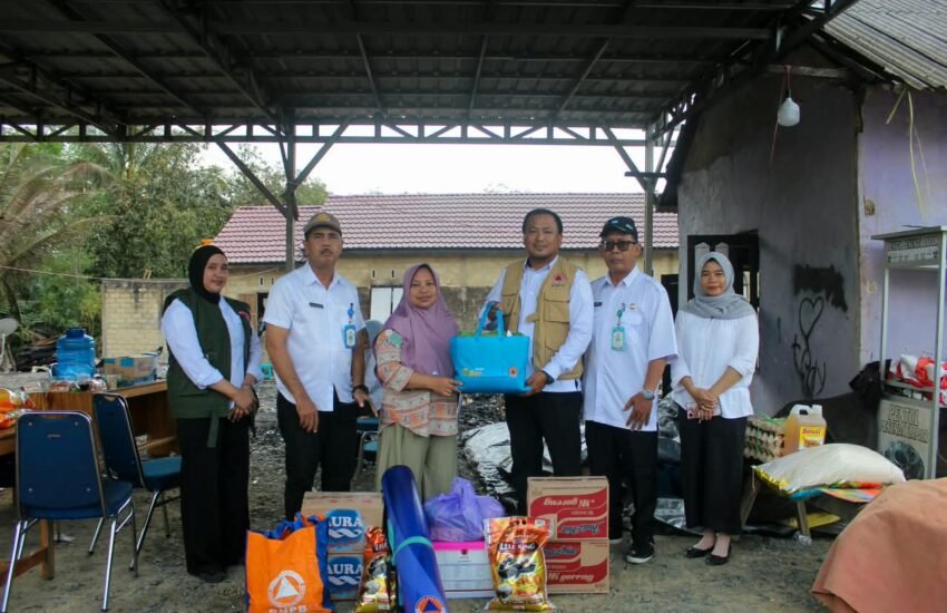 1787220171 Bupati Andi Rudi Latif Salurkan Bantuan bagi Korban Kebakaran di 850x550 1
