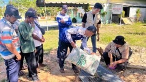 Mahasiswa KKN ULM Kenalkan Pemanfaatan Sekam Padi Jadi Bahan Bakar Alternatif 4 300x169 1