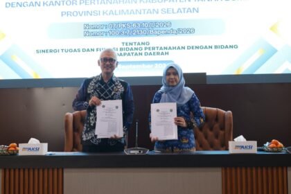 Penandatanganan kerja sama antara Bapenda Tanah Bumbu dan Kantor Pertanahan 1024x682 1