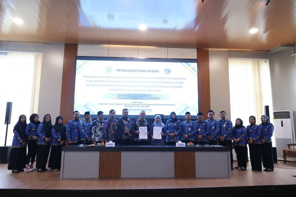 Penandatanganan kerja sama antara Bapenda Tanah Bumbu dan Kantor Pertanahan 2 1024x682 1