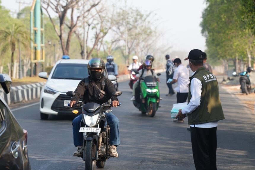Pemkab Tanah Bumbu Bagikan Masker Gratis Lindungi Warga dari Kabut